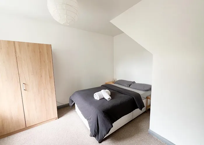 Well-Equipped 4 Bedroom House Close To City Centre