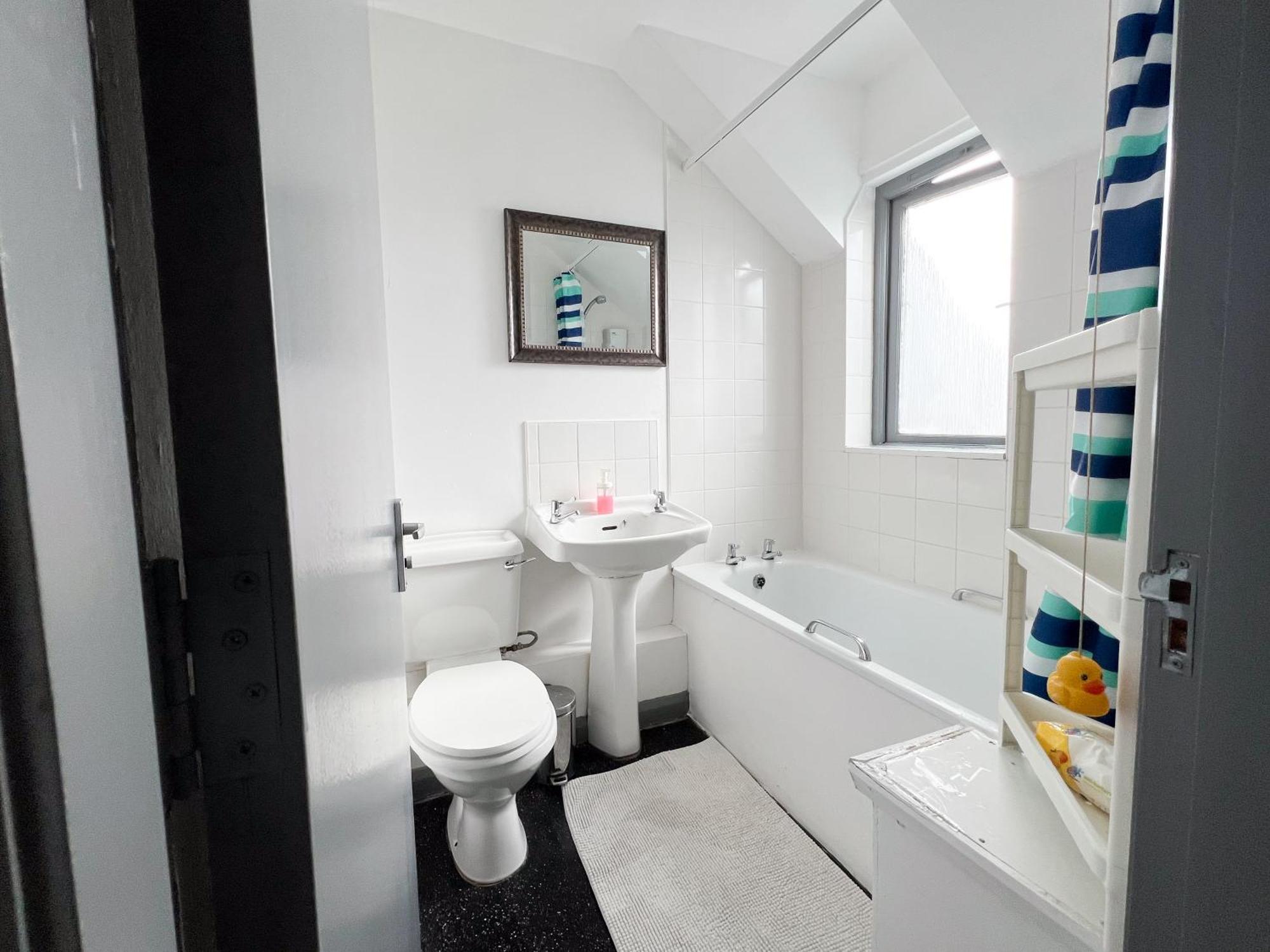 Well-equipped 4 Bedroom House Close To Centre * Лидс