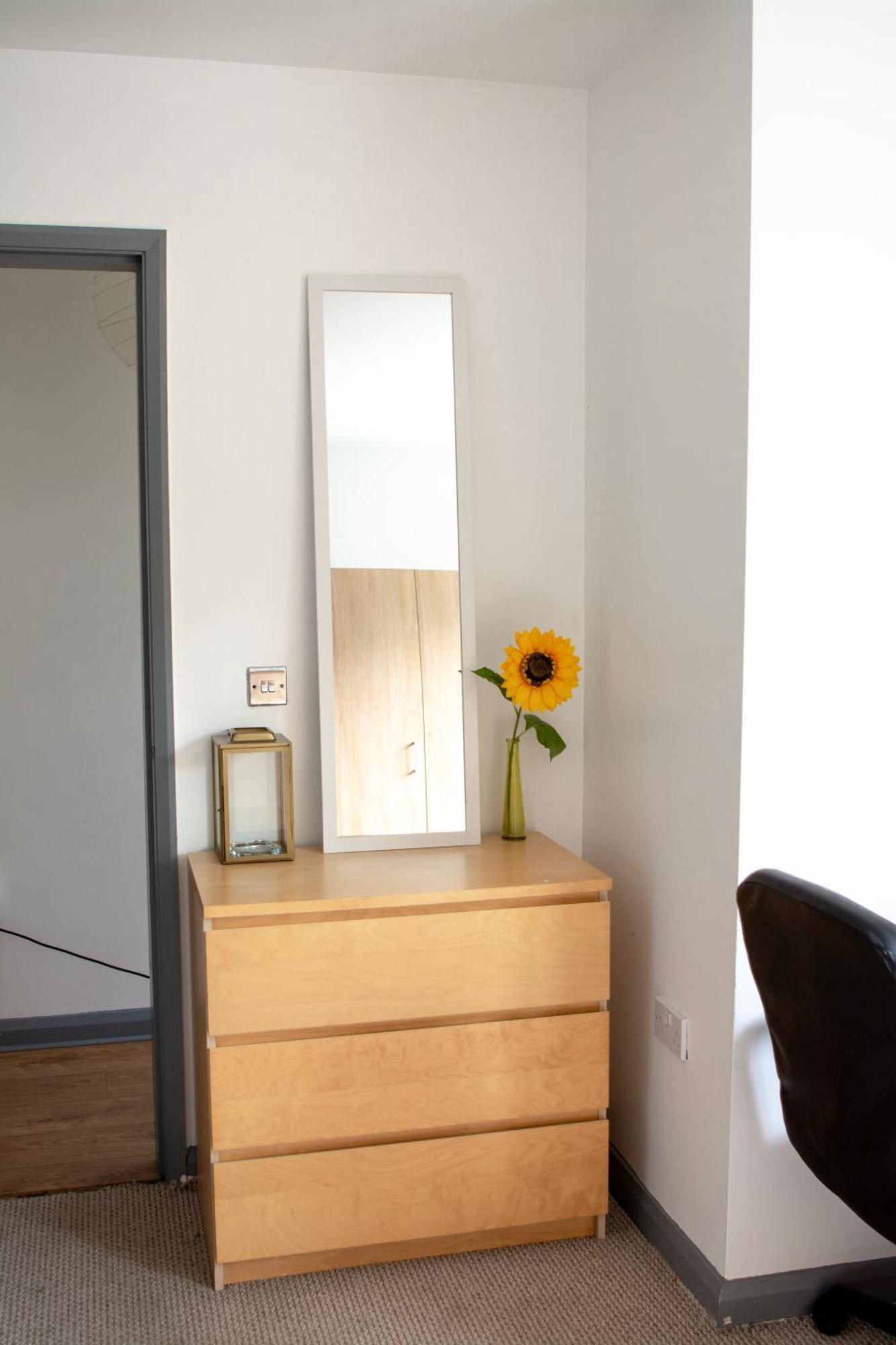 Дом отдыха Well-equipped 4 Bedroom House Close To Centre *