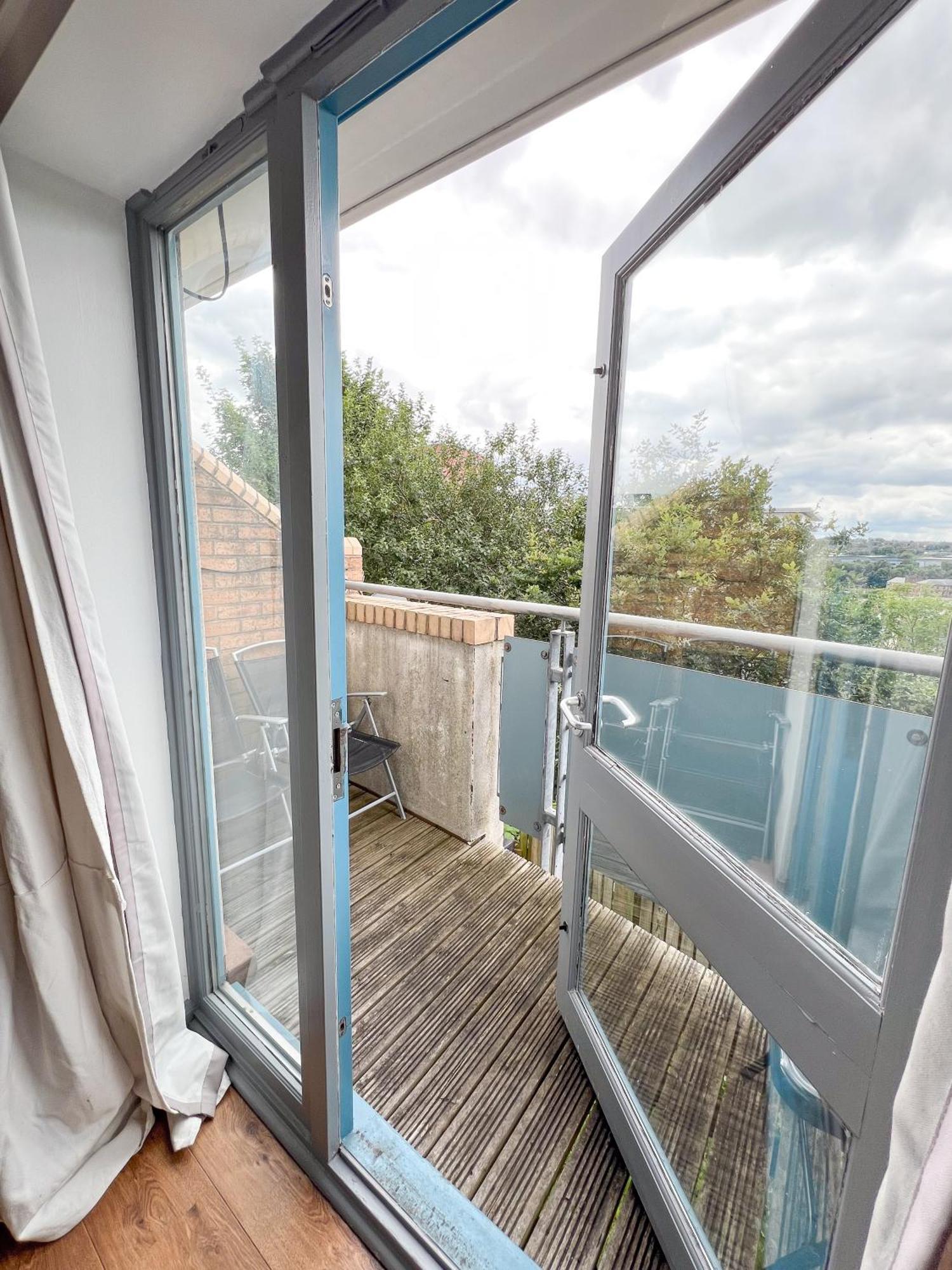 Well-equipped 4 Bedroom House Close To Centre * Leeds (West Yorkshire)