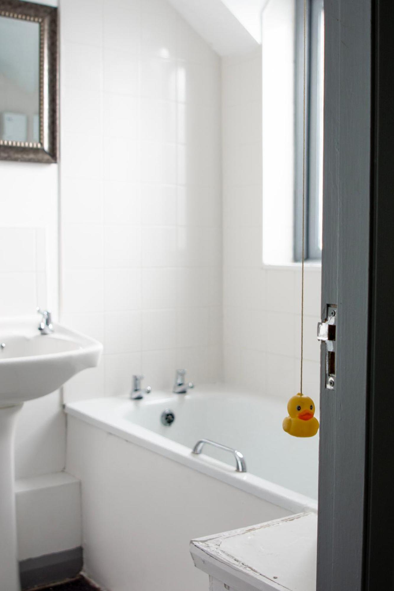 Well-equipped 4 Bedroom House Close To Centre